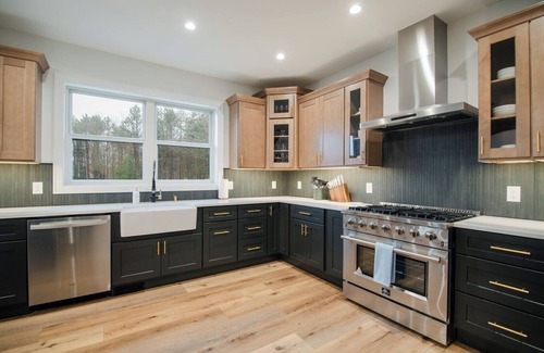 Boyne Falls House | Innsbruck Ski&Tee - Designer's Dream, Theater & Arcade & Shuffleboard & Hot Tub