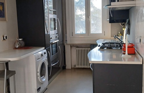 Parma Apartment | INPARMA WEST bright/silent/equipped, bus, stores and restaurants nearby.