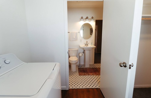South Central Omaha House | Insta-worthy 3BR/3.5 BR House in Center or Omaha