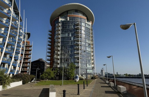 Island Gardens Apartment | Insta Worthy London 2 Bedroom Flat with 2 Bathrooms Kitchen Thames View Sleeps 6