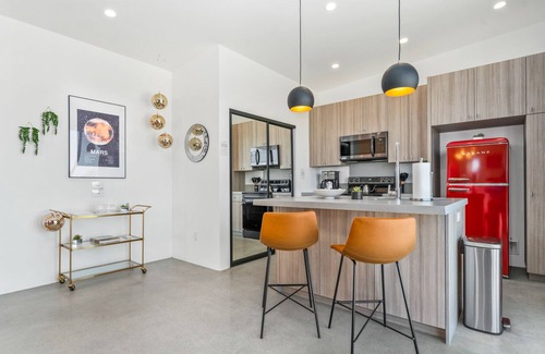 Yucca Valley House | Insta-worthy Mars Tiny Home~Cowboy Pool~ Hot Tub~ Fire Pit