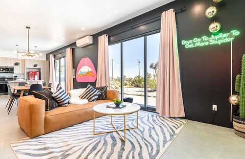 Yucca Valley House | Insta-worthy Mars Tiny Home~Cowboy Pool~ Hot Tub~ Fire Pit