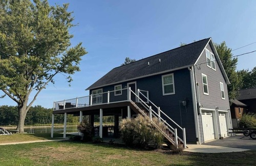 Holcomb House | Insta-worthy Rock River cabin