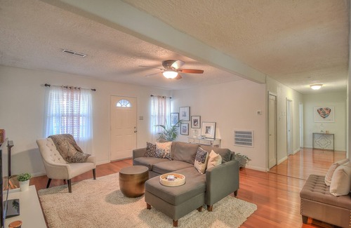 West Old Town House | International cottage across from Old Town Plaza/ Saw Mill Market