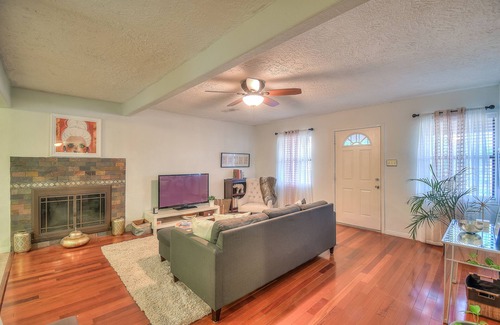 West Old Town House | International cottage across from Old Town Plaza/ Saw Mill Market