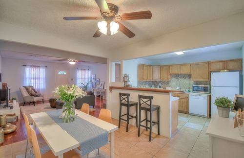 West Old Town House | International cottage across from Old Town Plaza/ Saw Mill Market