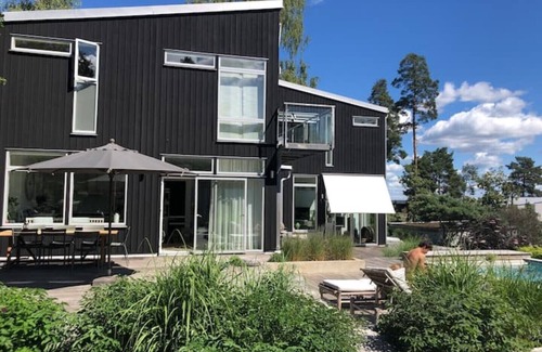 Ytterbystrand Villa | Internationell Stil Villa med Pool & Havsutsikt