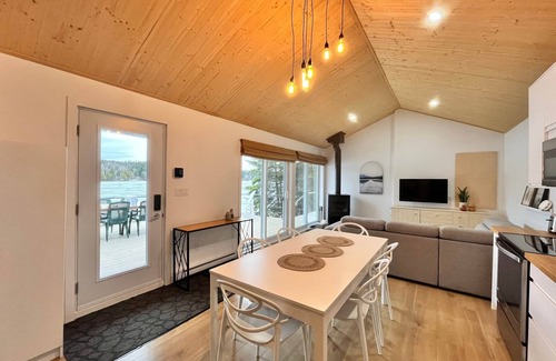 St-Aubert Ski Chalet | Intimate mini chalet. Lakeside.
