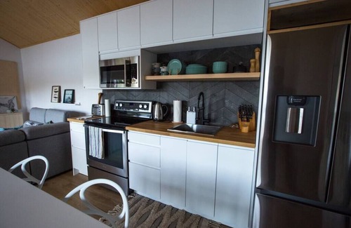 St-Aubert Ski Chalet | Intimate mini chalet. Lakeside.