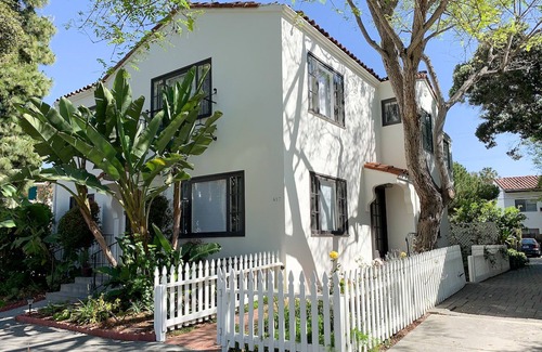 East Beach House | Intimate retreat 1 block to beach with Cal king bed & bonus sleeping room