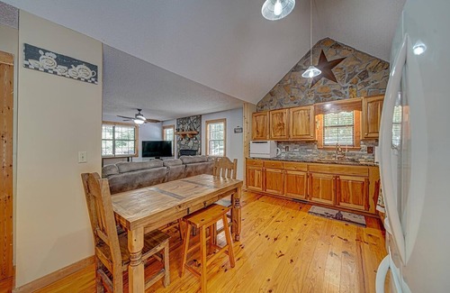 Blairsville Cabin | Intro Rate Hiking, biking, rafting, apple picking, and seeing the leaves