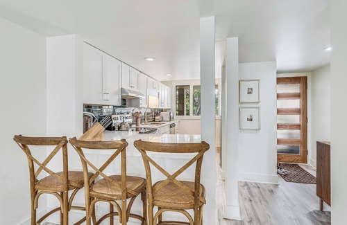 Historic Downtown Savannah Condo | Introducing: Savannah's Iconic Post Modern, luxury condo for 6!