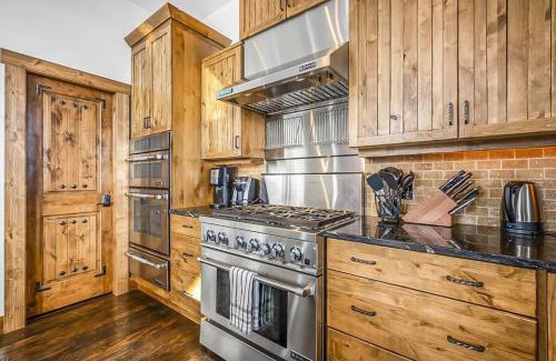Big White Ski Resort Ski Chalet | Inuksuk Lodge - 4800 sq ft of Big White Excellence!