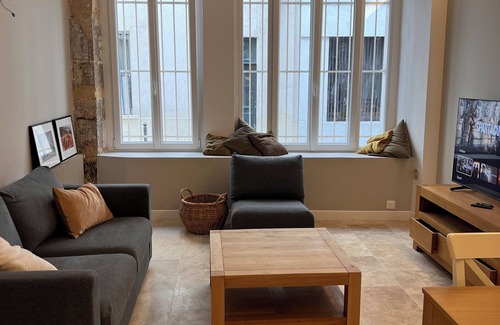 Saint-Thomas-d'Aquin Apartment | Invalides, Bon Marché, Plongez Dans la vie Parisienne