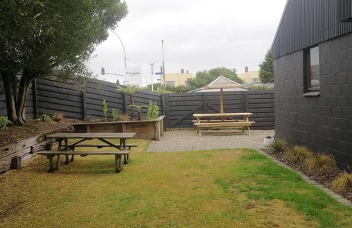 Invercargill Apartment | Invercargill Picture Apartment Full Bath + yard