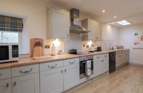 Drumchork Cottage | INVEREWE - GARDEN LODGE, family friendly, with a garden in Poolewe