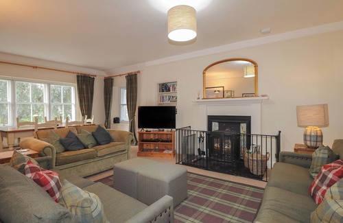 Drumchork Cottage | INVEREWE - GARDEN LODGE, family friendly, with a garden in Poolewe
