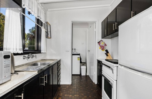 Inverloch House | Inverloch' s Lime Green Door - Linen, Wifi, Pet Friendly
