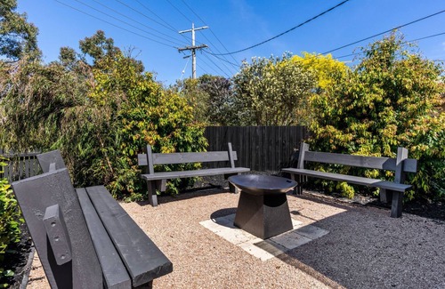 Inverloch House | Inverloch' s Lime Green Door - Linen, Wifi, Pet Friendly
