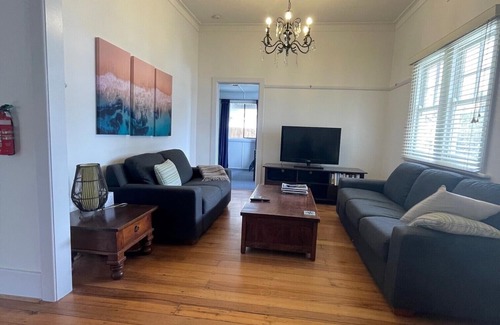 Inverloch House | Inverloch - Willow Cottage (Linen and Towels Included)