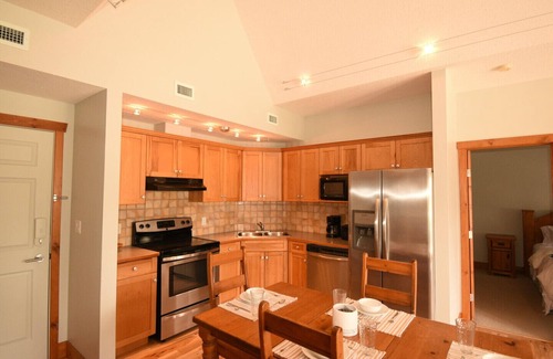 East Kootenay Condo | Invermere's Heron Point - 2 Br Condo,Hot Tub,Skiing! Walk to Town, Bakery,Shops