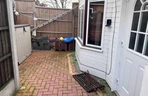 Loxford Apartment | Inviting 1-bed Apartment in Ilford