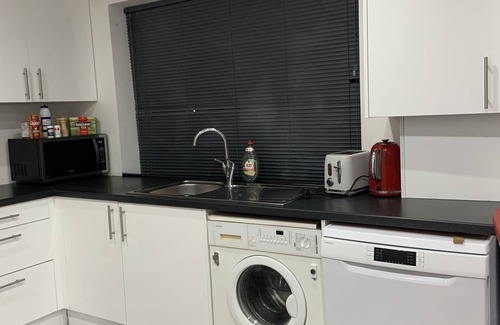 Lacey Green House | Inviting 2-Bed fully Furnished House-High Wycombe