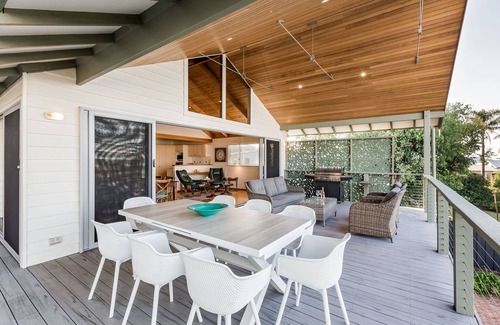 Dunsborough Cottage | INVITING 2 STOREY COASTAL COTTAGE SITUATED HIGH ABOVE OLD DUNSBOROUGH