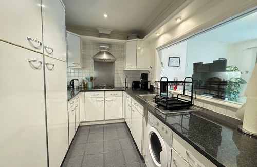 Riverside Apartment | Inviting 2BD Flat with Gym, 8 Mins to Tower Bridge
