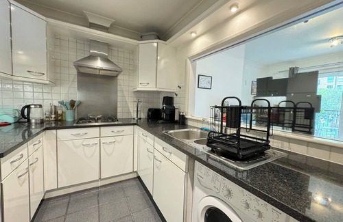 Riverside Apartment | Inviting 2BD Flat with Gym, 8 Mins to Tower Bridge