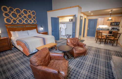 Mammoth Lakes Hotel | Inviting Alpine Room Near Devils Postpile & Scenic Hiking Trails in Mammoth