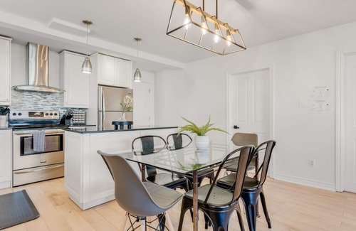 Hull Apartment | Inviting and Cozy Gem Prime Location and EV Parking