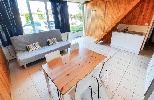 Le Vivier-sur-Mer Apartment | Inviting apartment directly on the sea.