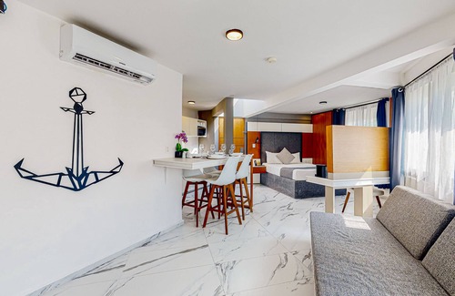 Downtown Cancun Hotel | Inviting apartment with pool, full kitchen, convenient location