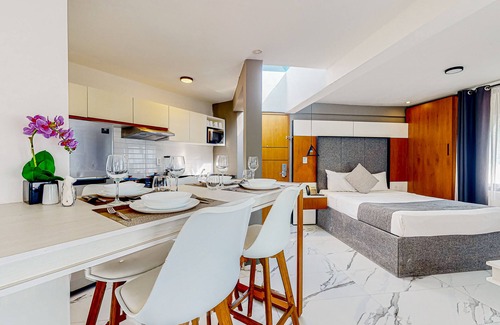 Downtown Cancun Hotel | Inviting apartment with pool, full kitchen, convenient location