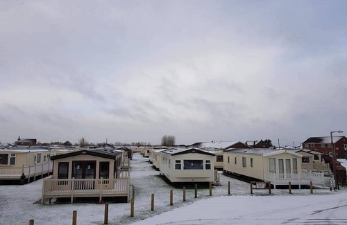 Skegness Cabin | Inviting beautiful 3-Bed Caravan in Ingoldmells