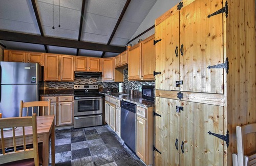 Beech Mountain Cabin | Inviting Beech Mountain Family Retreat w/3 Decks!