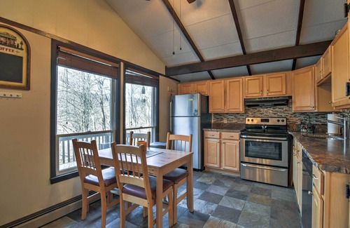 Beech Mountain Cabin | Inviting Beech Mountain Family Retreat w/3 Decks!
