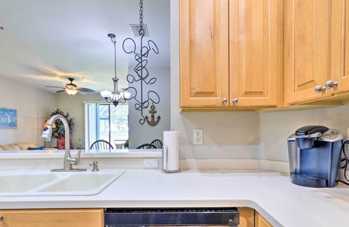 Bee Ridge Condo | Inviting Condo w/ Lanai - 8 Mi to Siesta Key!