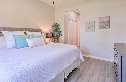 Bee Ridge Condo | Inviting Condo w/ Lanai - 8 Mi to Siesta Key!