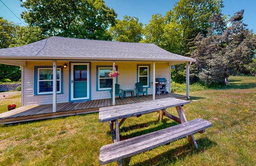 Cataumet Cottage | Inviting cottage with golf nearby, central AC, & full kitchen