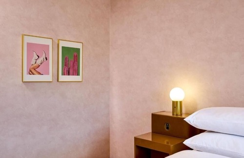 Red River Cultural District Hotel | Inviting Downtown Retreat: 2 90s-styled Rooms w/Modern Amenities & Pool