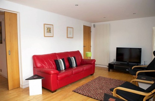 New Town Apartment | Inviting Flat with Parking in Canonmills