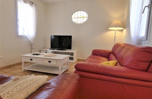 Saint-Paul-Trois-Chateaux Villa | Inviting villa in Saint Paul trois Chateaux with pool