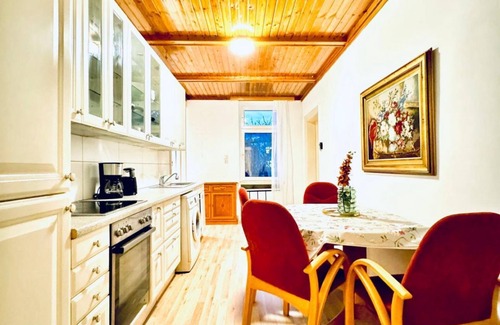Grinzing Apartment | Inviting Getaway | 10 Minutes from FAC Platz
