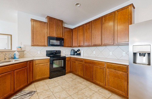 Round Rock House | Inviting home with enclosed yard and patio area with gas grill