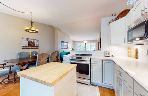 Carbondale House | Inviting home with private hot tub, amazing deck & prime location