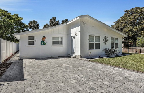 Mayport House | Inviting home with river view, lanai, full kitchen, central AC, & W/D