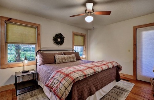 Glenville House | Inviting house near Lake Glenville with firepit, fireplace, grill, porch, & deck