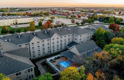 Johnston Hotel | Inviting Johnston Lodging with Local Bar & Patio Space, Easy Access to I-35